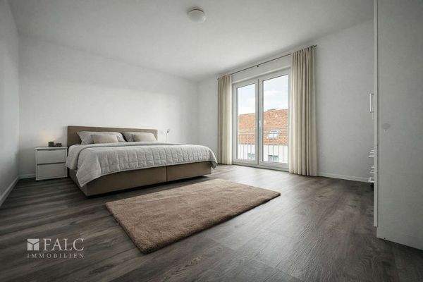 „Helles, großzügiges Schlafzimmer mit bodentiefen Fenstern, Accessoires dezent visualisiert.“