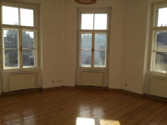 Zinshaus Lend 2.OG Eckzimmer