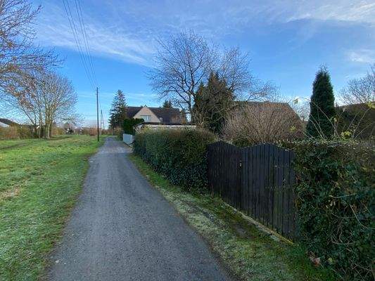 Feldweg hinter dem Gartentor.jpg