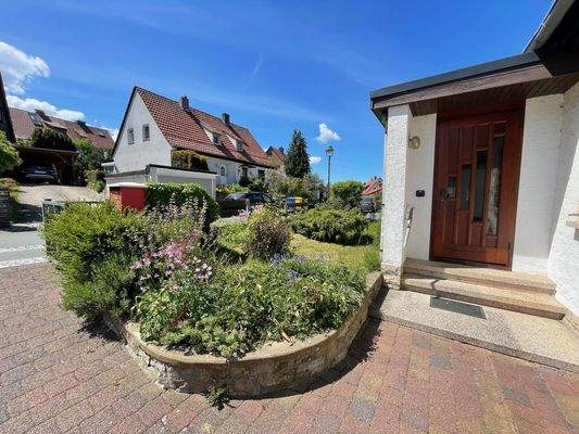 Hauseingang mit Vorgarten