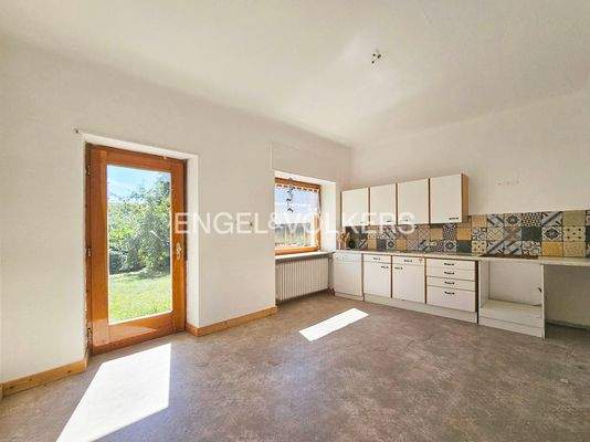 Küche mit Zugang zur Terrasse und Garten EG