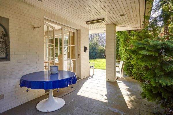 Teilüberdachte Terrasse...