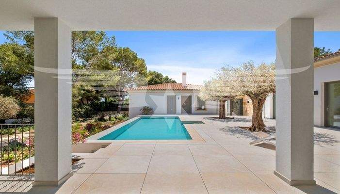 Außenansicht mit Pool