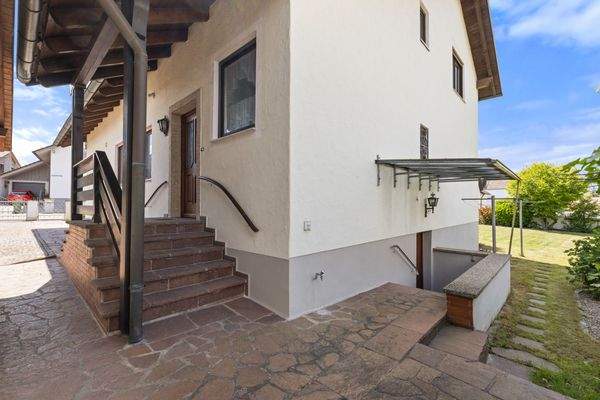 Hauszugang und Kelleraußentreppe