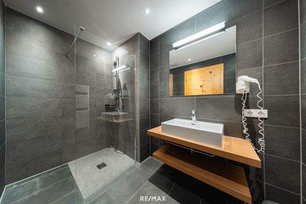 Badezimmer mit Dusche