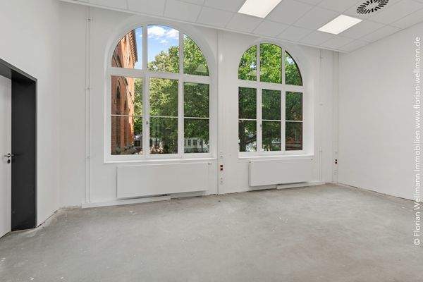 Konferenzraum oder Großraumbüro im 1. Obergeschoss