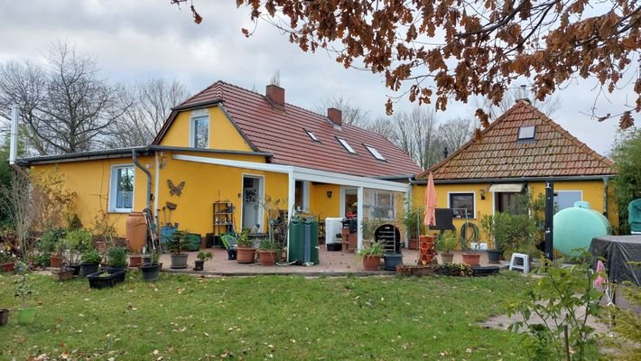 Haus und Grundstück im Winter