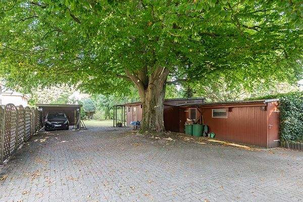 Große Hoffläche mit Carport und Werkstatt