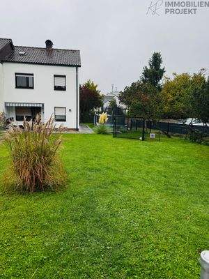 Blick vom Garten auf das Haus