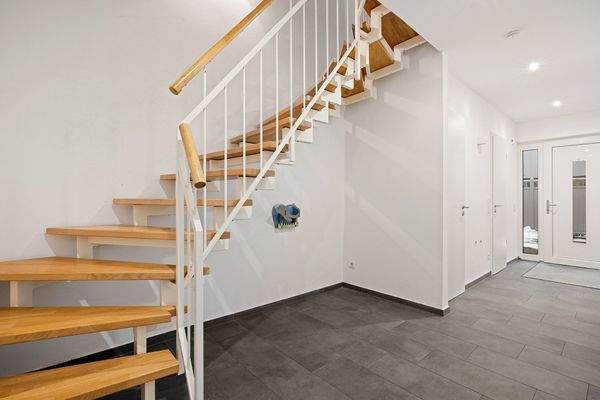 gewendelte, offene Holztreppe ins 1. OG