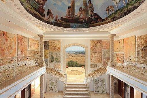 Beeindruckendes Kuppel-Fresko über dem Eingangsbereich