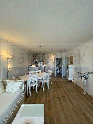 Wohnzimmer mit Küchenschrank