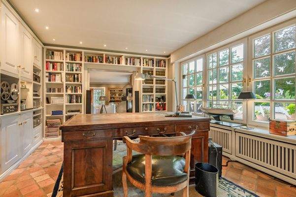 Arbeitszimmer mit Blick in den Garten