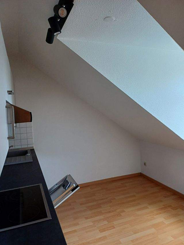 Schöne geräumige 2 Raum Dachgeschoss Wohnung mit moderner Einbauküche ab sofort zu vermieten - Foto 5