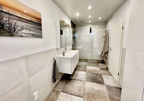 Dusch- und Wannenbad Souterrain-Ebene (5)