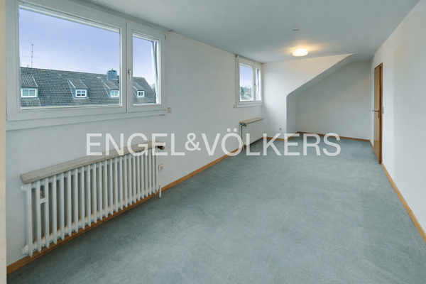 Schlaf- oder Arbeitszimmer im Dachgeschoss