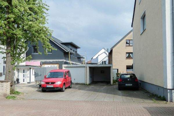 mit 2 Garagen und Stellplatz