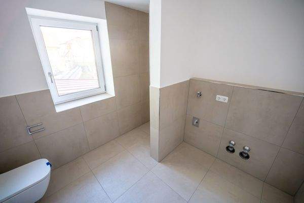 barrierefreie Dusche und Waschmaschinenanschluss