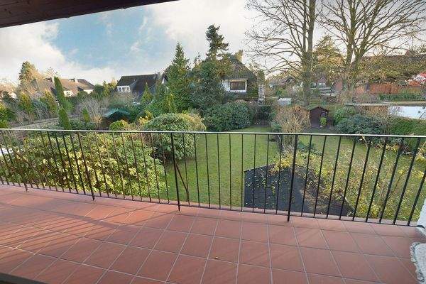 Herrlich - der geschützte Balkon mit Gartenblick