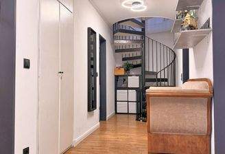 Geräumiger Flur mit Einbauschrank