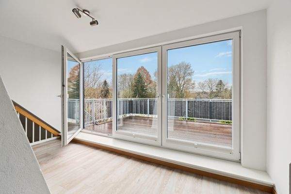 Große Fensterfront mit weitem Blick auf die Terrasse