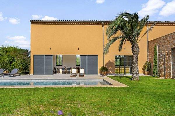 Südfassade und Pool