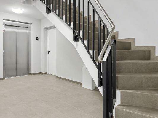 Treppenhaus mit Aufzug 