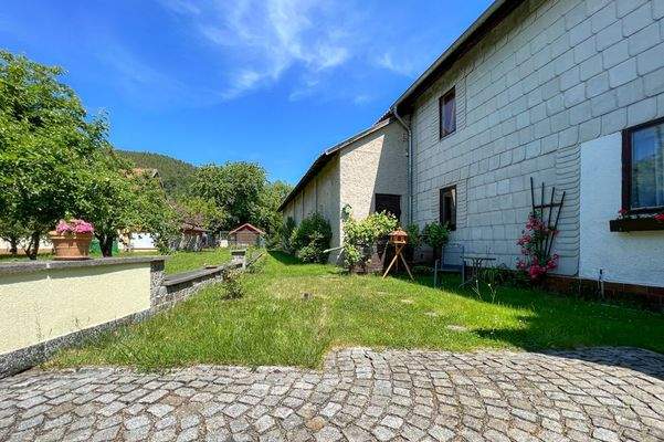 Schmaler Garten hinter dem Haus