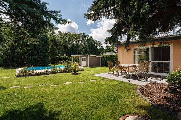 Blick auf Terrasse und Poolhaus