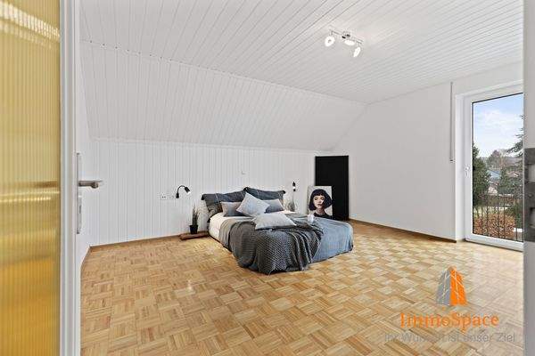 Blick in ein Schlafzimmer und auf den Balkon