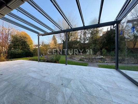 Neuwertige Terrasse mit Beleuchtung und Sonnenschutz