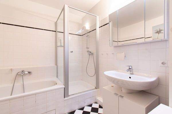 Stilvolles Bad mit Keramikfliesen und Fußbodenheizung