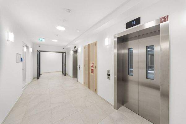 Treppenhaus mit Aufzugsanlage