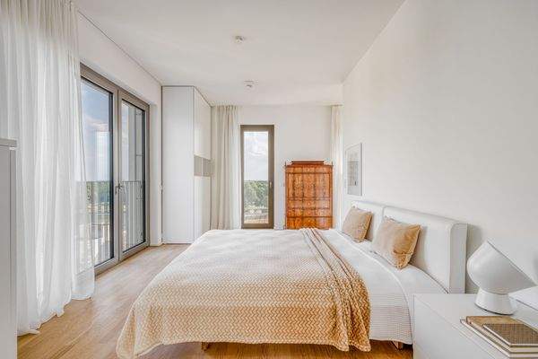 Schlafzimmer mit bodentiefen Fenstern und Weitblick