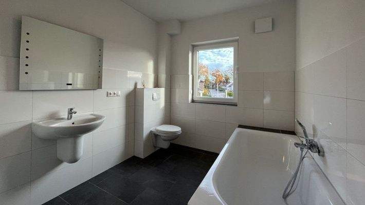 Bad mit Wanne und Dusche