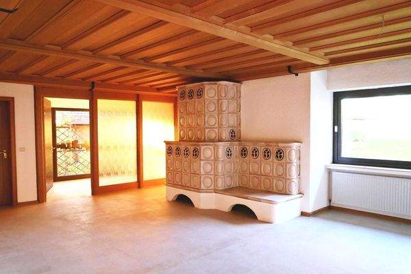 Esszimmer mit Kachelofen