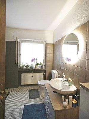 Großes Tageslichtbad mit Dusche und Badewanne