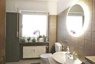 Großes Tageslichtbad mit Dusche und Badewanne
