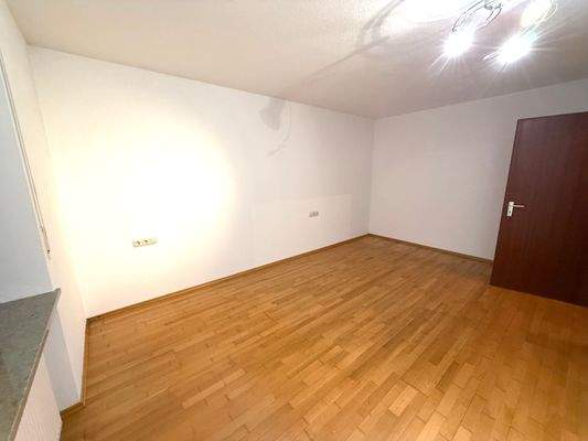 Großzügig und mit Echtholz-Parkett