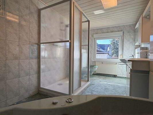 Badezimmer mit Dusche und Wanne