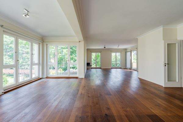 Elegante Wohnlandschaft mit Panorama-Fenstern