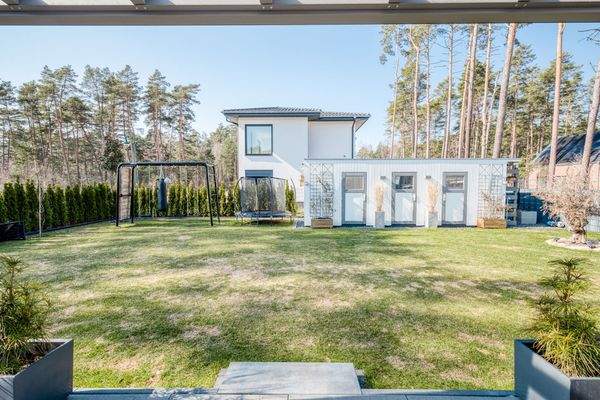 Großzügiger Garten mit separatem Nebengebäude und vielfältigen Nutzungsmögliichkeiten