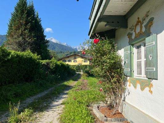 Grundstückseinfahrt mit Alpspitzblick