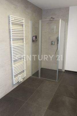 Badezimmer mit Dusche