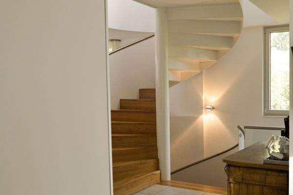 Elegante Treppenanlage als verbindendes Gestaltungselement