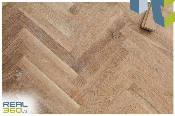 Künftiges Echtholzparkett mit Fischgrätmuster