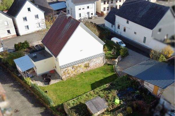 Garten und überdachte Terrasse
