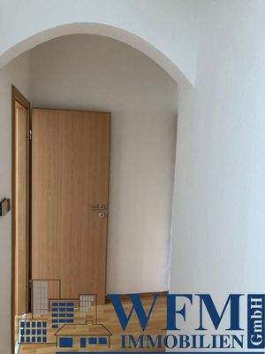 Flur links Schlafzimmer und rechts Wohnzimmer