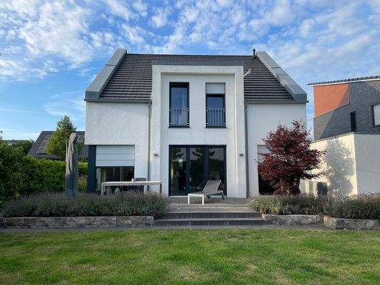 Rückansicht im Sommer