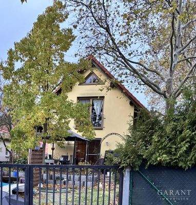 Hausansicht mit Garten